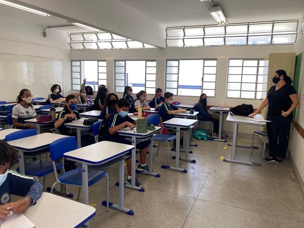 Escolas estaduais de Minas voltam a receber todos os estudantes presencialmente
