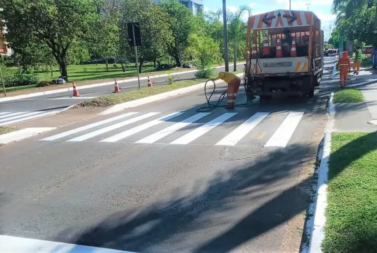 Faixas de pedestres são pintadas para a volta às aulas