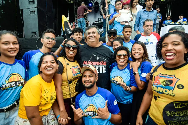 Flávio Dino entrega mais 100 instrumentos musicais para grupos de jovens evangélicos