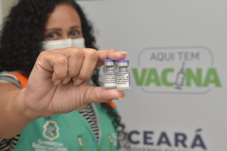 Mais 69 mil doses de vacina chegam ao Ceará para aplicação de reforço contra Covid-19