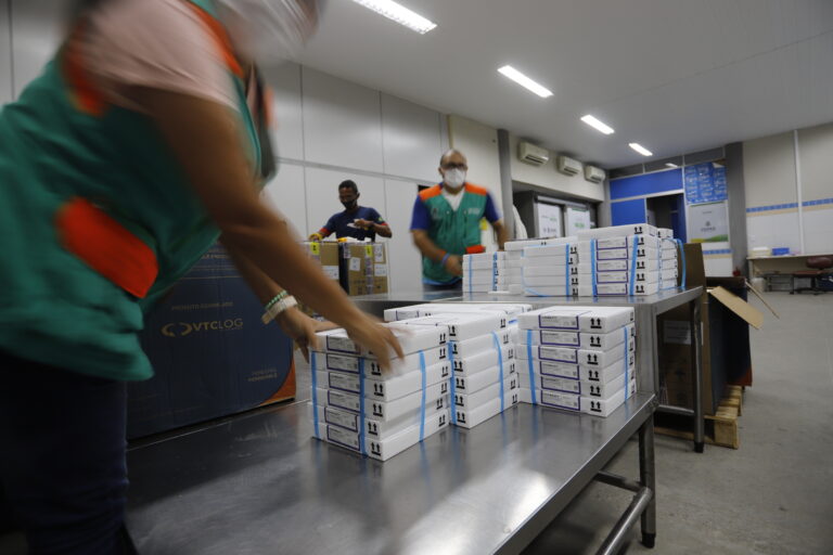 Mais de 277 mil doses da Pfizer chegam ao Ceará para imunização da população