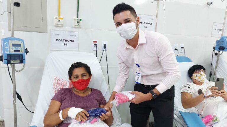Maternidade de Alta Complexidade do Maranhão realiza entrega de lenços para pacientes do Hospital de Câncer