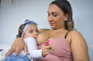 Mês da prematuridade resgata a importância da presença da mãe com o bebê