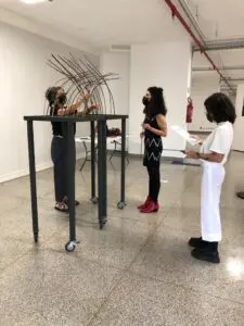 Museu de Arte de Brasília restaura a escultura ”O Beijo”
