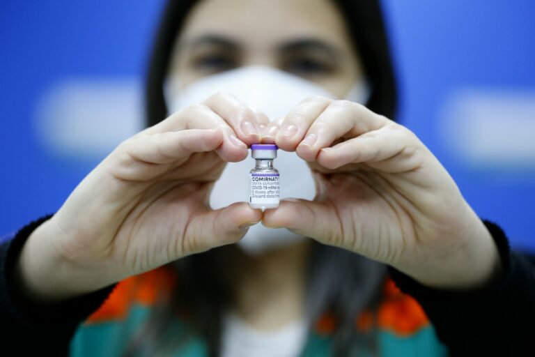Novo lote com mais de 225 mil doses da Pfizer chega ao Ceará