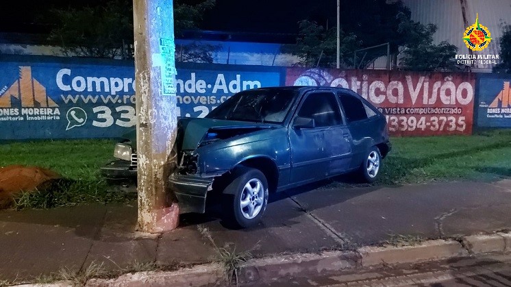 PM prende motorista embriagado que colidiu em poste veículo roubado em Santa Maria