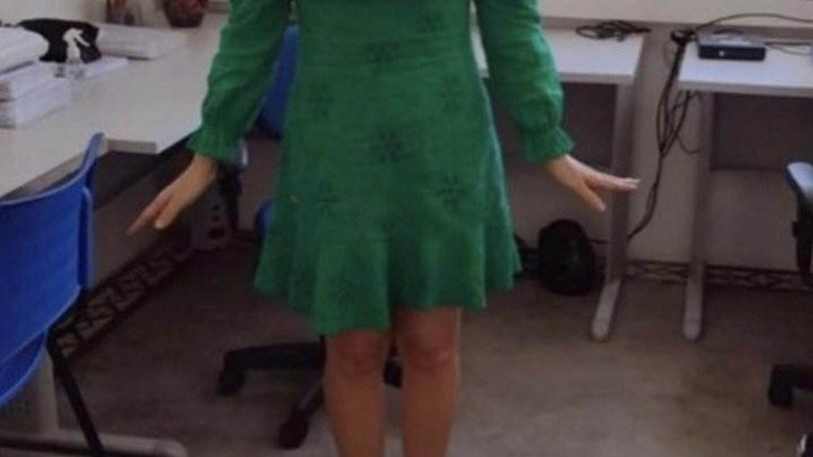 professora mostra vestido que usava durante visita à secretária