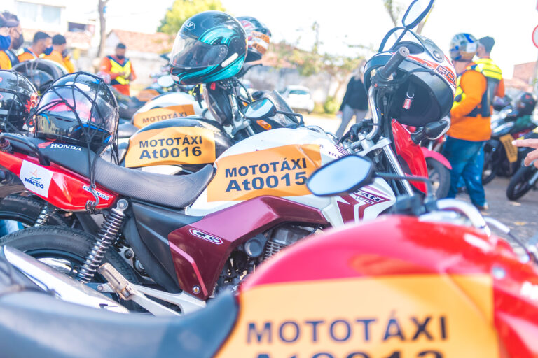 SMTT realiza mutirão para incentivar a regulamentação dos mototaxistas