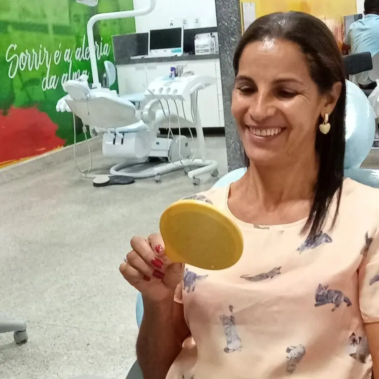 “Ver meu sorriso completo foi uma das melhores sensações”, diz beneficiada com entrega de próteses no Sorrir
