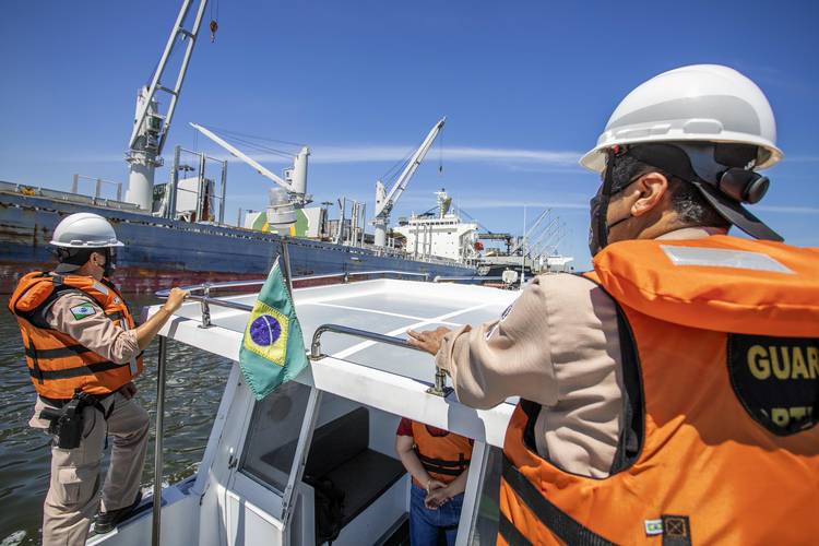 Portos do Paraná intensifica fiscalização marítima na área portuária
