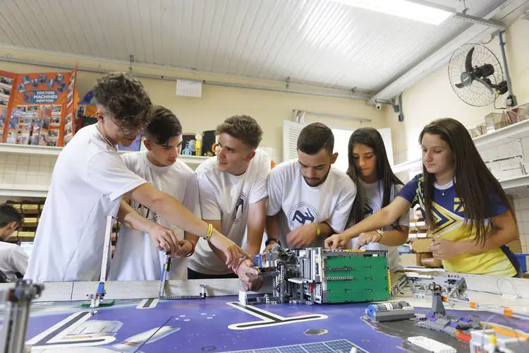Com educação financeira, robótica e novas plataformas, Paraná moderniza ensino público
