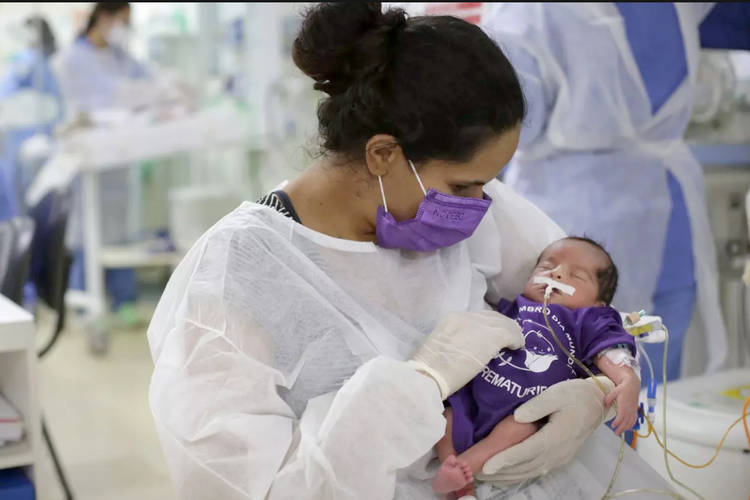 Hospital Universitário do Oeste homenageia bebês prematuros com sessão de fotos