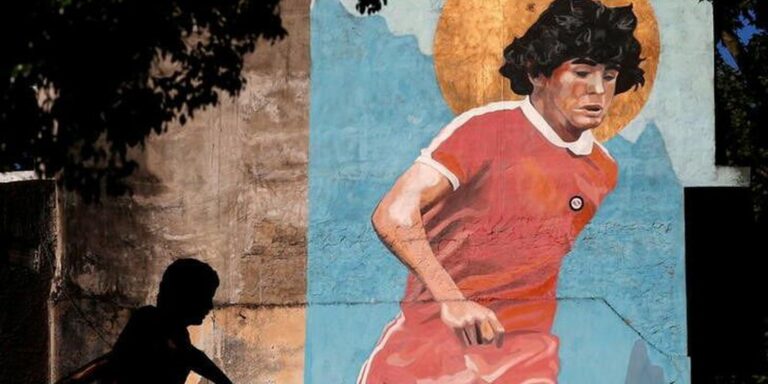 Fãs de Maradona relembram gigante do futebol um ano após morte