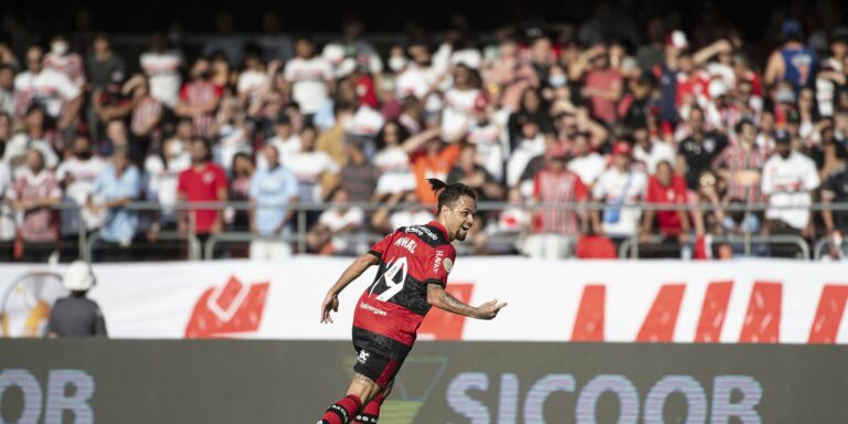 Flamengo passeia no Morumbi e goleia São Paulo por 4 a 0 no Brasileiro
