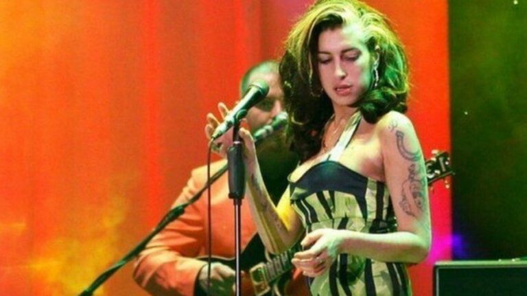 Vestido que Amy Winehouse usou em último show é leiloado por mais de R$ 1 milhão