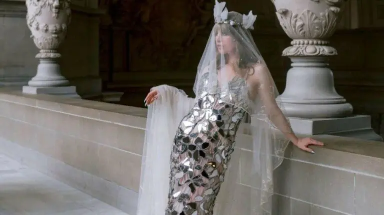 Modelo usa vestido de noiva com espelhos quebrados