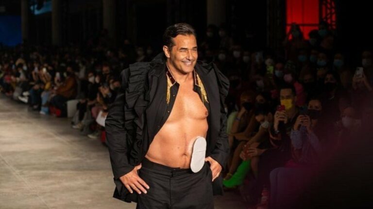 Luciano Szafir desfila com bolsa de estomia na São Paulo Fashion Week