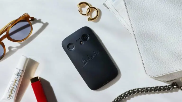 Celular Android menor que iPhone 13 Mini é lançado por marca de torradeiras