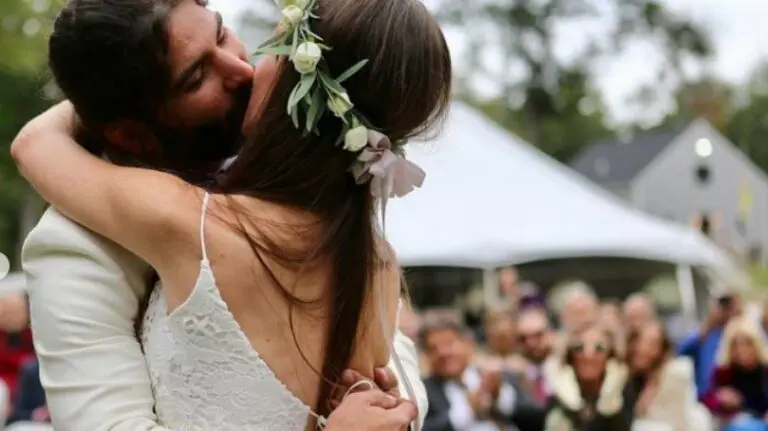 Noiva usa vestido adaptado para que o noivo, cego, possa “vê-la” no casamento