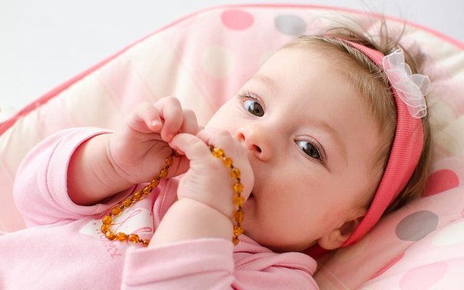 Colar âmbar báltico: veja os benefícios e cuidados antes de utilizá-lo no bebê