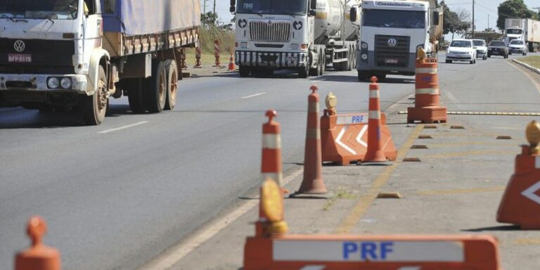 Estradas para o litoral paulista têm congestionamento  