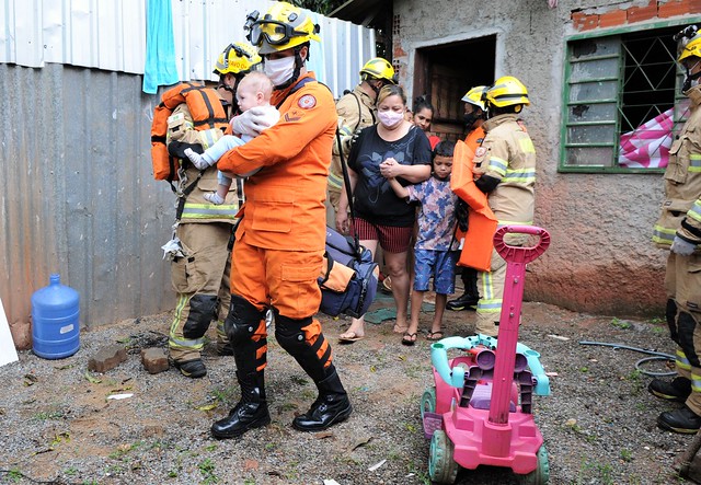 Moradores da Vila Cauhy passam por treinamento para emergências