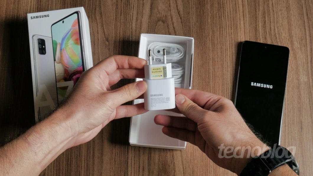 Samsung vende alguns celulares sem carregador na caixa (Imagem: Tecnoblog)