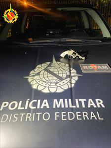 Policiais militares apreendem revólver em posto de combustível
