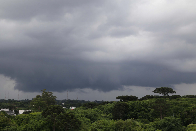 Chuvas em Curitiba ficam pouco acima da média em janeiro; Oeste ainda sofre com estiagem