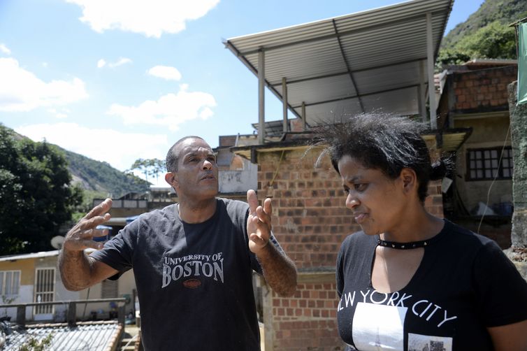 O casal morador do Morro da Oficina, em Petrópolis, Edson Alves da Silva e Marta dos Sanrtos Ribeiro tiveram sua casa parcialmente destruída na enchente ocorrida há um mês