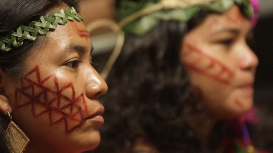 Mulheres indígenas protestam no Dia da Resistência Indígena Mulheres indígenas protestam no Dia da Resistência Indígena
