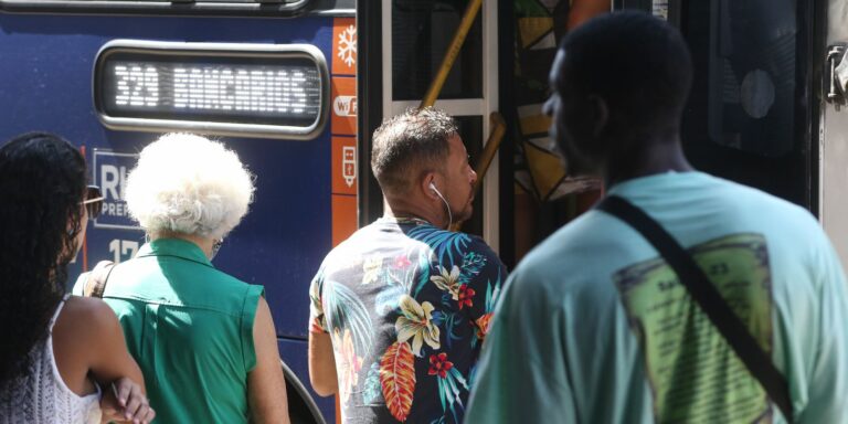 Governo libera R$ 2,5 bilhões para transporte público de idosos