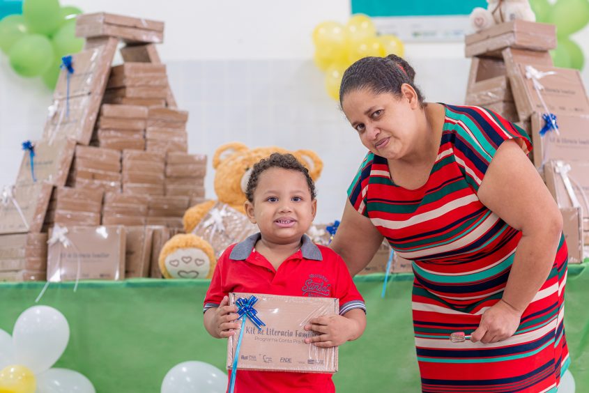Josilene da Silva recebeu o kit com seu filho Gael. Foto: Itawi Albuquerque/Secom Maceió