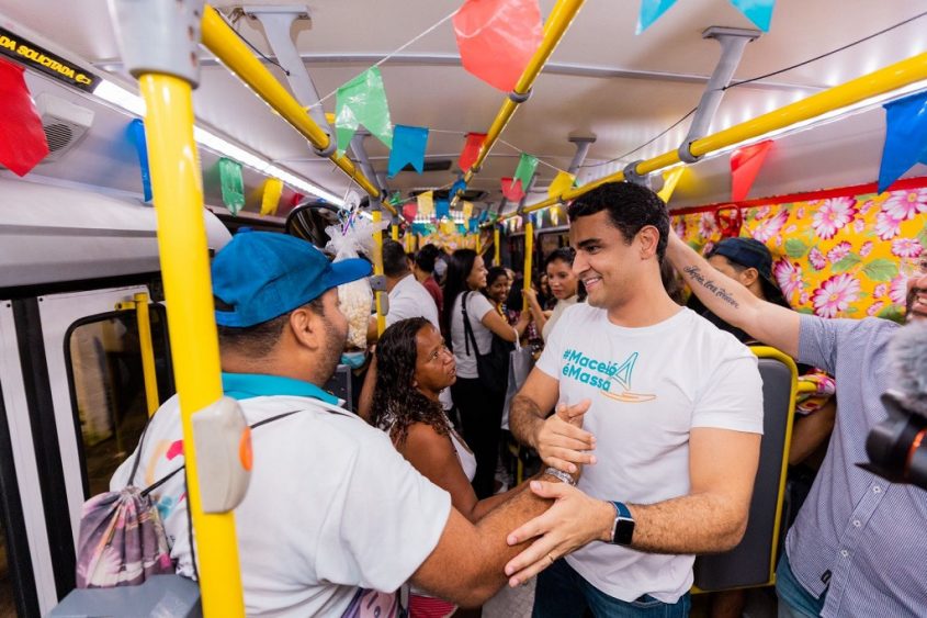 No ônibus, prefeito JHC interage com passageiros no percurso para o polo Jaraguá. Foto: Edvan Ferreira/Secom Maceió