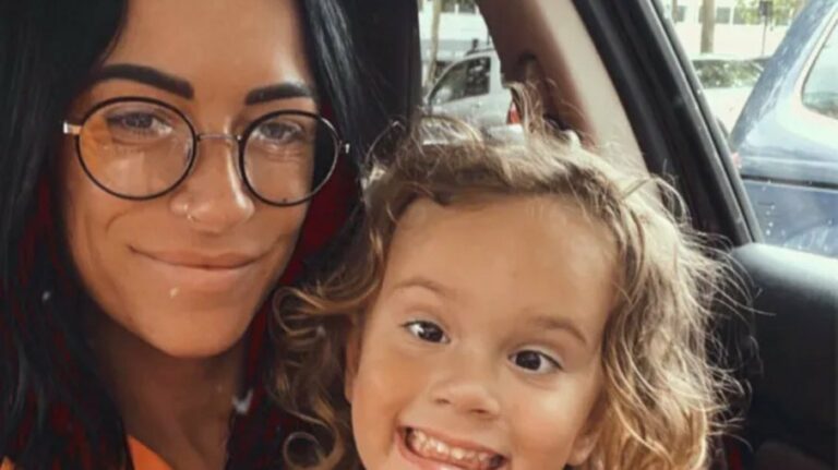 Mulher é discriminada em restaurante inglês por estar de cropped