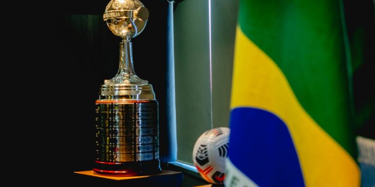 Flamengo e Athletico-PR disputam 5ª final brasileira da Libertadores
