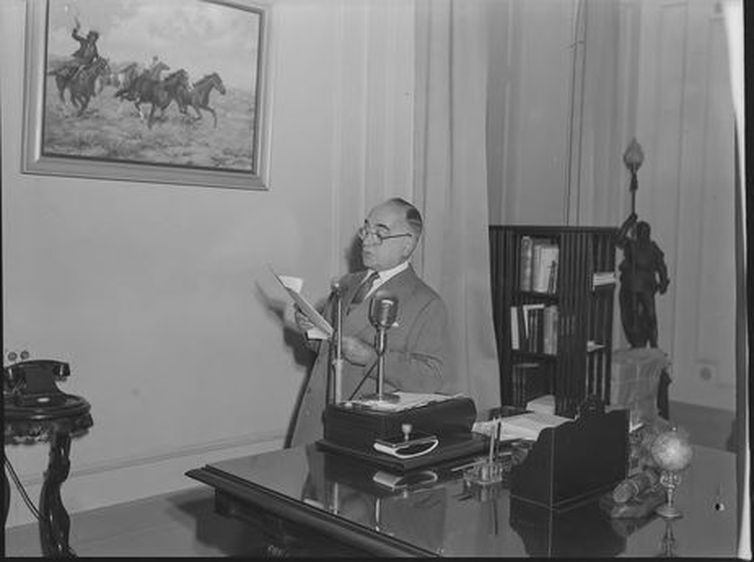 Presidente Getúlio Dornelles Vargas (1951-1954) no Rio de Janeiro: pronuncia discurso na Hora do Brasil- Arquivo Nacional