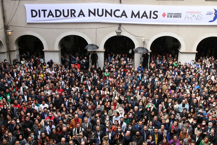 Leitura da Carta às Brasileiras e Brasileiros em Defesa do Estado Democrático de Direito, na Faculdade de Direito da USP
