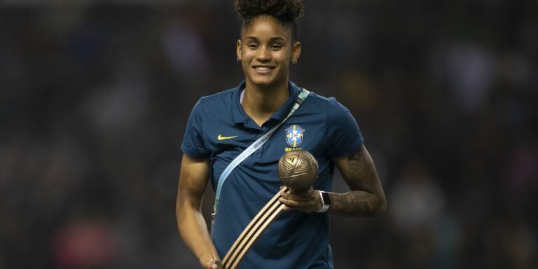 Zagueira-artilheira do Brasil leva Bola de Bronze do Mundial sub-20