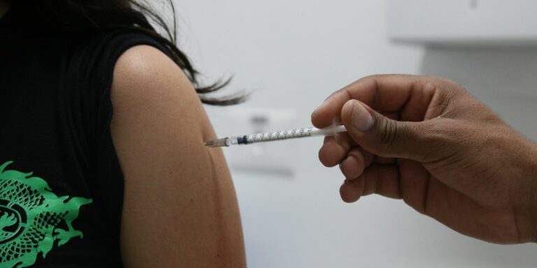 Covid-19: Brasil registra 182 mortes e 14,8 mil casos em 24h