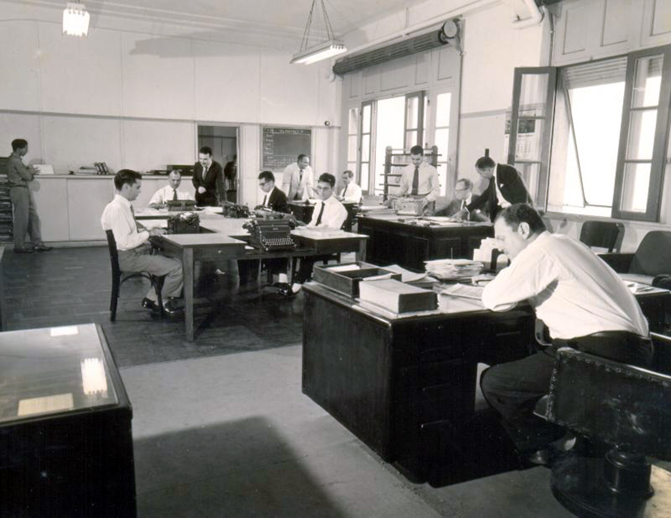 Redação de Radiojornalismo da Rádio Nacional no Edifício À Noite por ocasião do vigésimo aniversário da emissora em agosto de 1956. Fonte: Acervo da Rádio Nacional