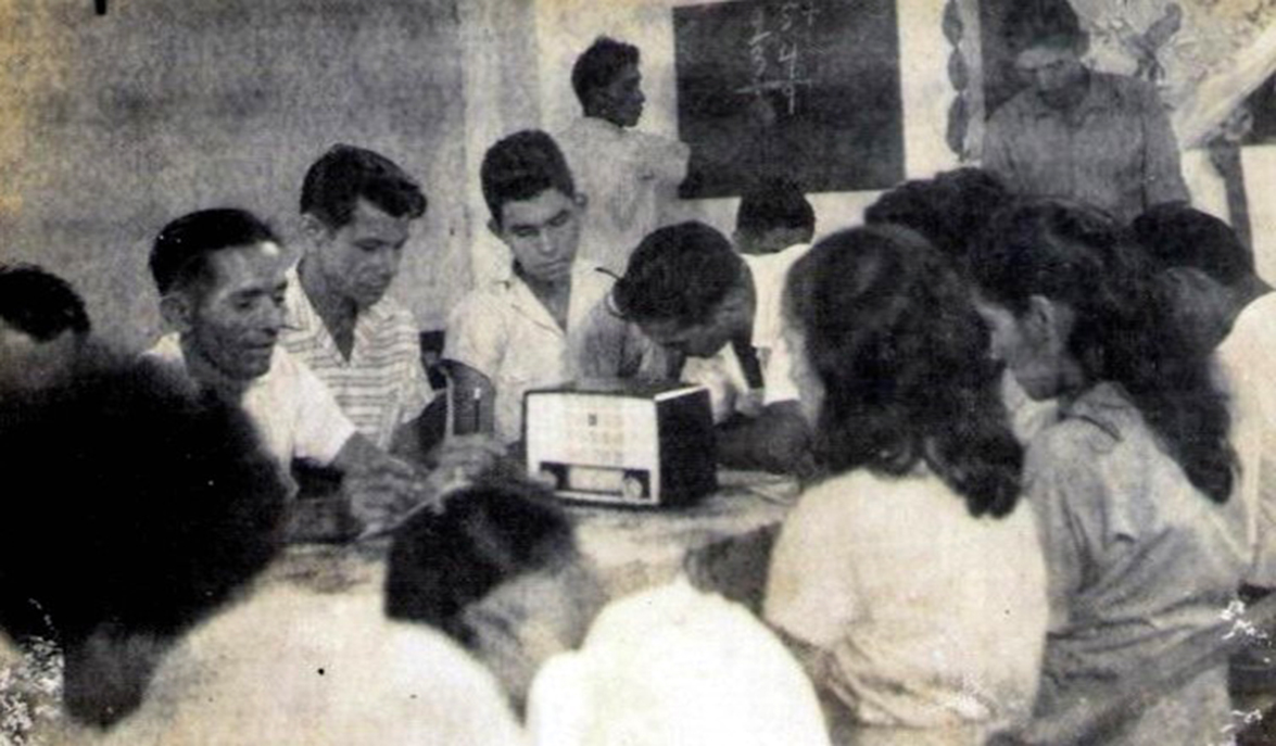 Rádio Escola 3  - Alunos de escola radiofônica. Fonte: Livro de Tombo. Figuras diversas, 1968-1975. Bragança: Tribunal de Contas da Cúria da Diocese de Bragança, s.d.