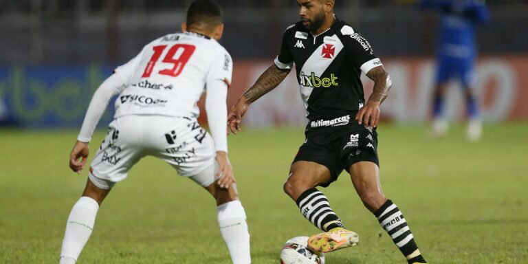 Vasco perde para Brusque em jogo no qual teve dois gols anulados