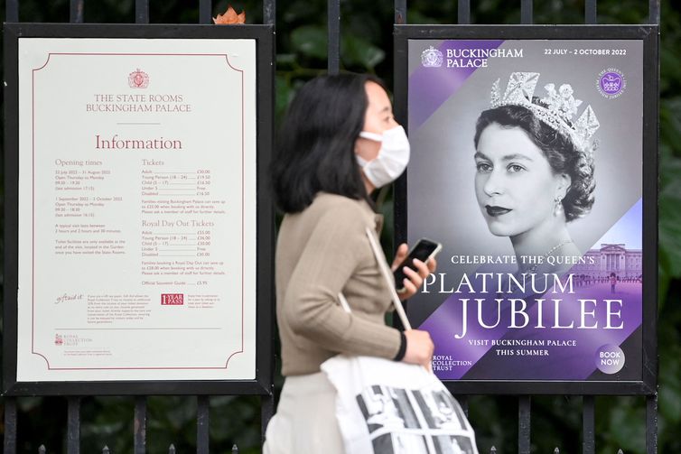 People gather outside Buckingham Palace in London