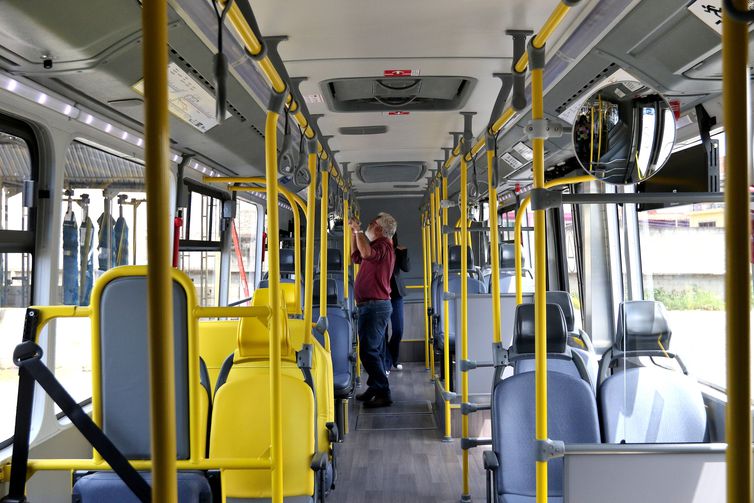 Espaço interno do novo modelo de ônibus. Prefeitura apresenta o novo modelo de ônibus que será utilizado na operação do BRT e que começa a chegar a partir de outubro deste ano. 