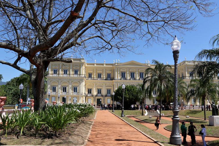 Jardim e fachada do Museu Nacional recuperados após o quatro anos do incêndio. Universidade Federal do Rio de Janeiro (UFRJ) apresenta um  balanço das obras de reconstrução do Museu Nacional e a programação do bicentenãrio da independência. 