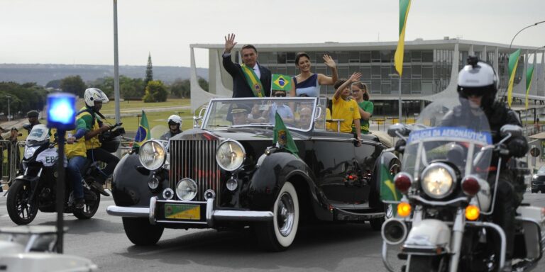 Bolsonaro diz que Brasil ressurge com economia mais pujante