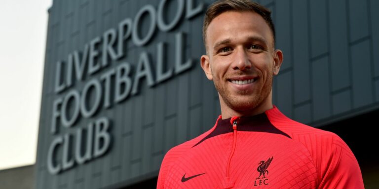 Liverpool acerta contratação do brasileiro Arthur