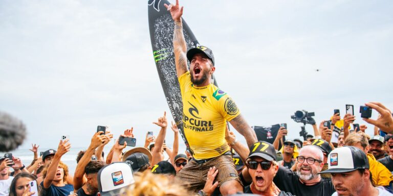 Filipe Toledo conquista título do Circuito Mundial de Surfe