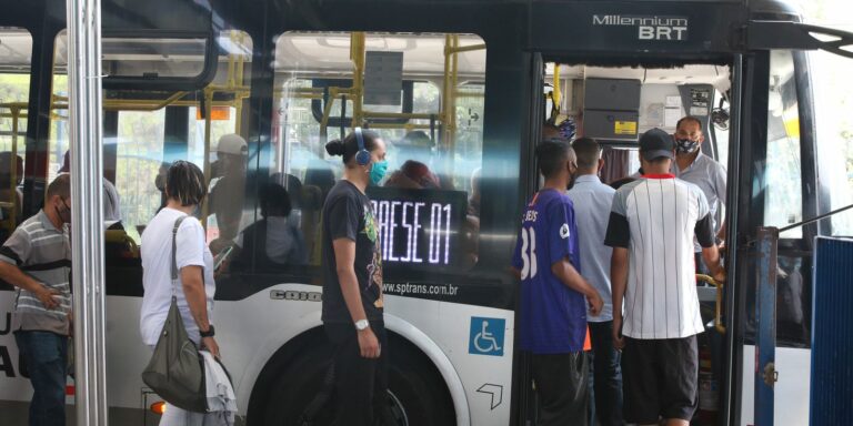 Máscaras deixam de ser obrigatórias no transporte público de SP